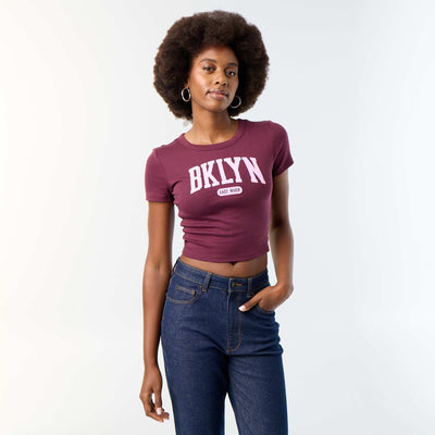 Camiseta estampada de manga corta con diseño PURPURA