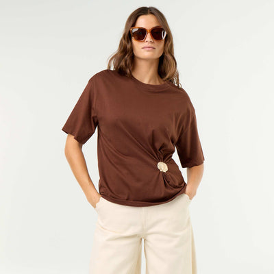 Camiseta de manga corta con joya de concha MARRON